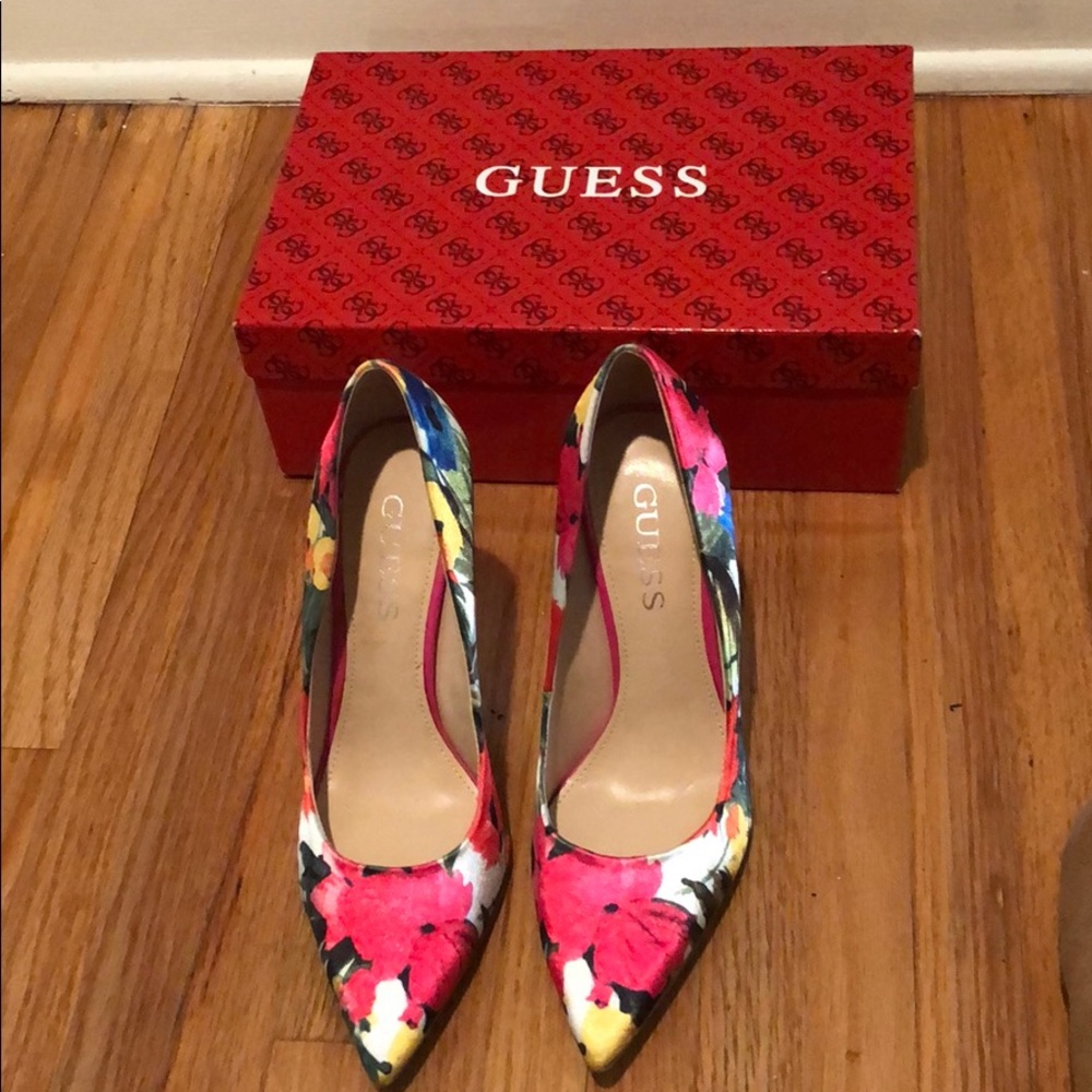 Floral Neodan Pumps